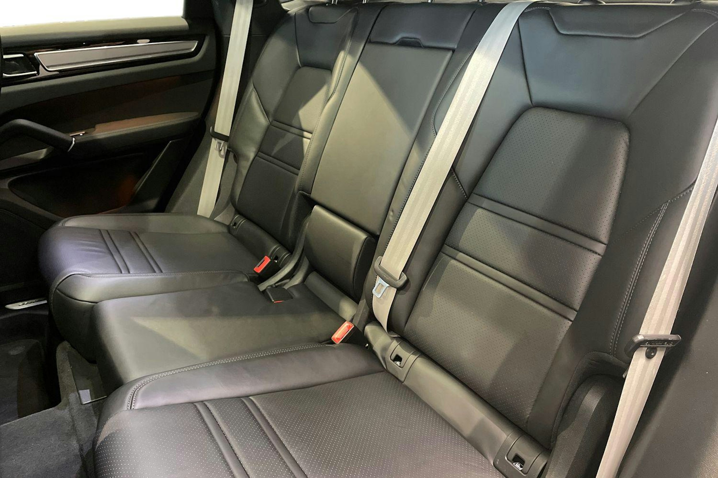 valkoinen Porsche Cayenne 2023 kuva 8.