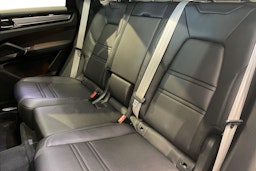 valkoinen Porsche Cayenne 2023 kuva 8.