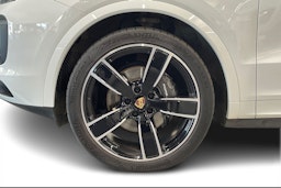 valkoinen Porsche Cayenne 2023 kuva 9.