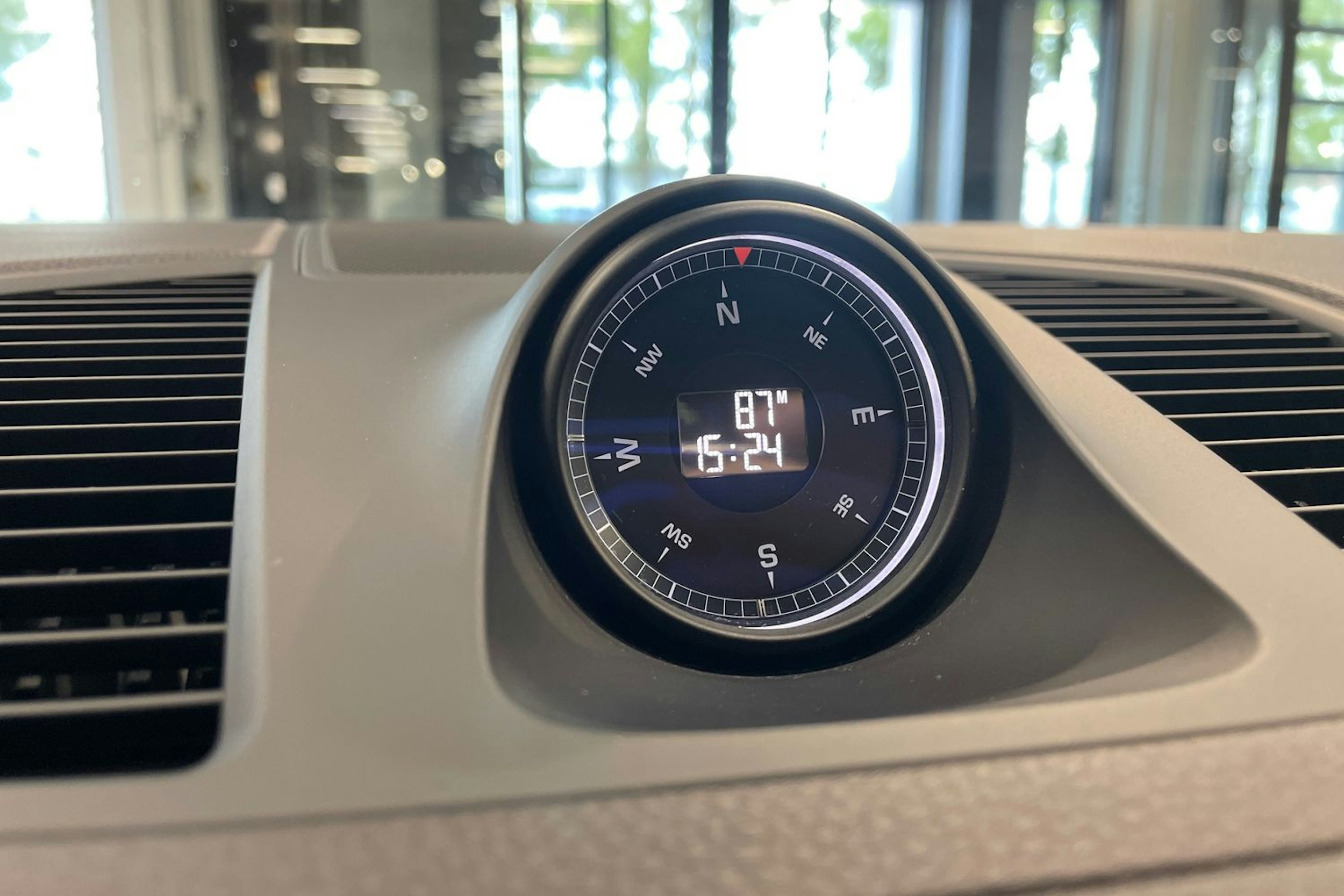 valkoinen Porsche Cayenne 2023 kuva 16.