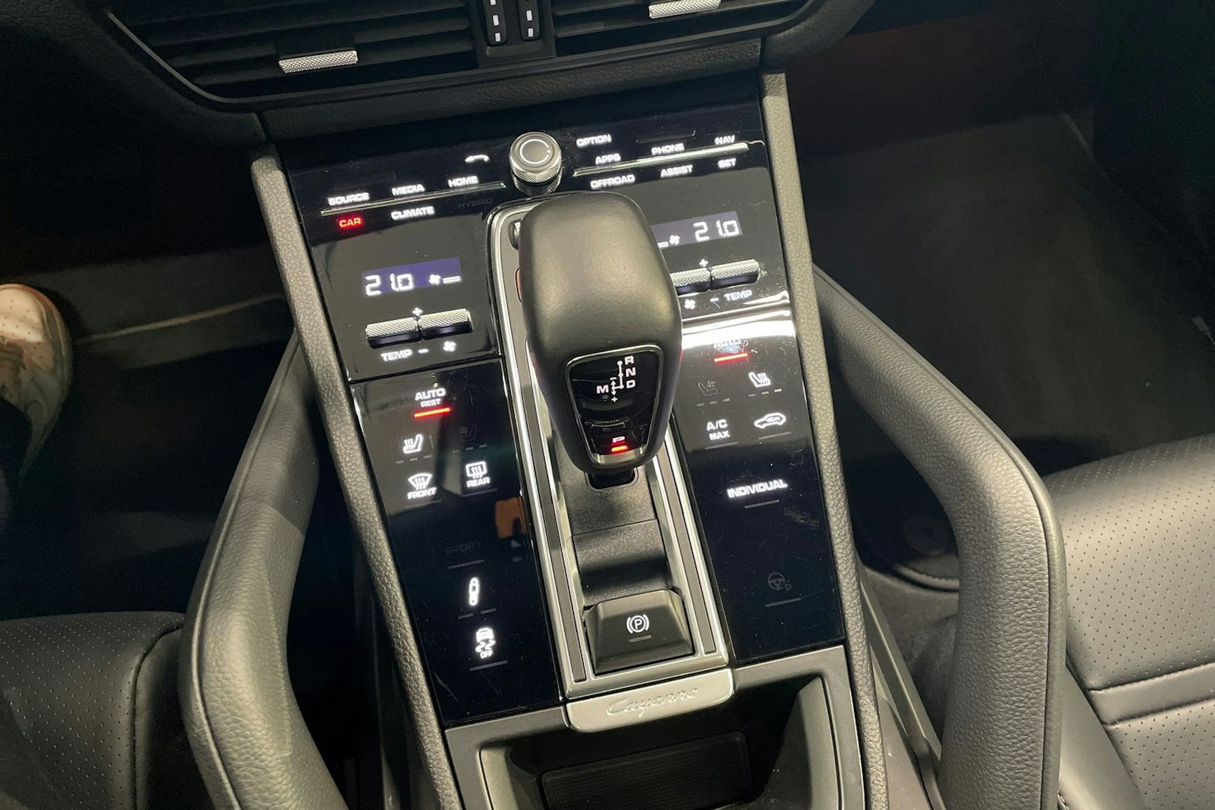 valkoinen Porsche Cayenne 2023 kuva 18.