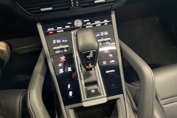 valkoinen Porsche Cayenne 2023 kuva 18.