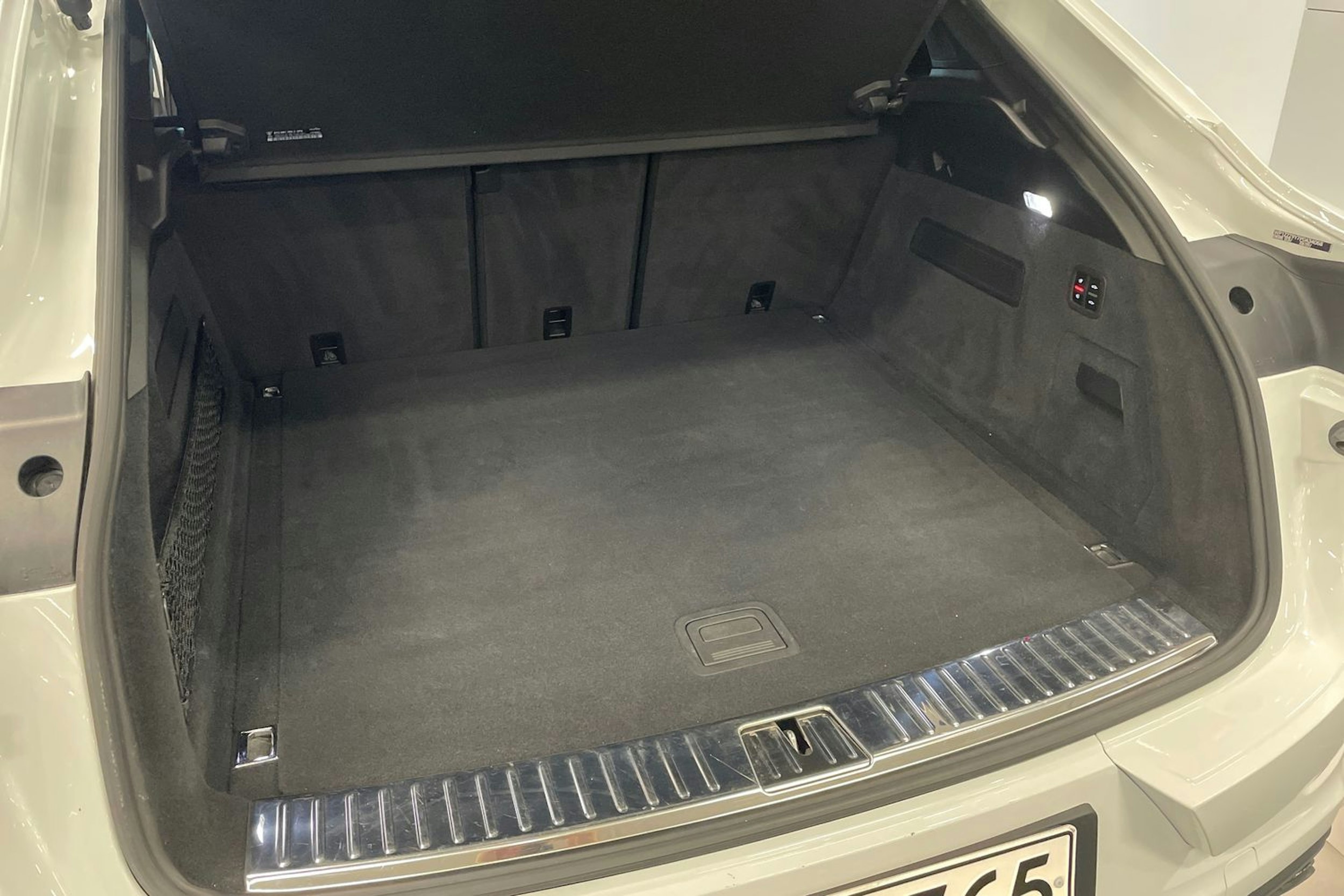 valkoinen Porsche Cayenne 2023 kuva 20.