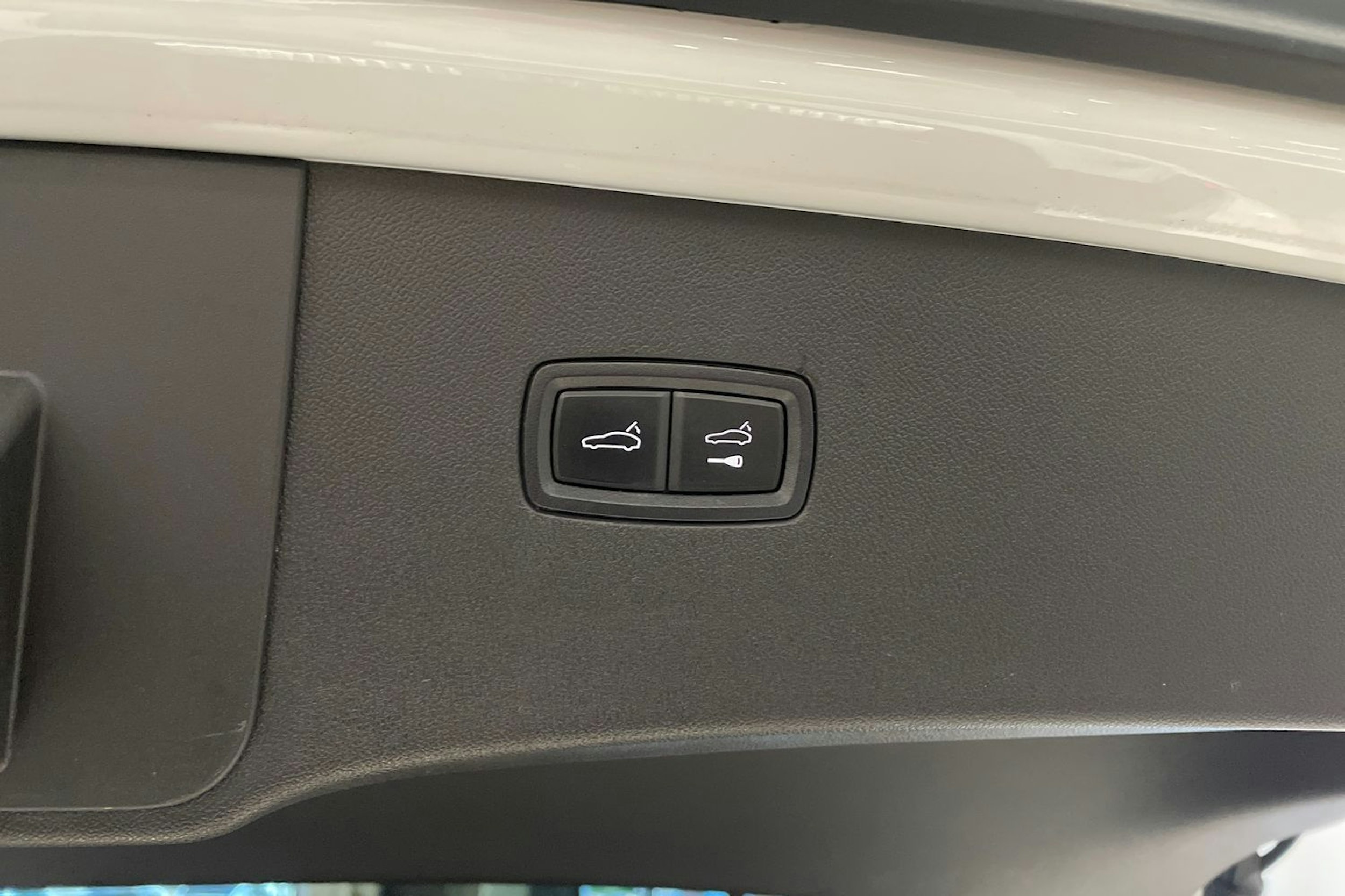 valkoinen Porsche Cayenne 2023 kuva 22.
