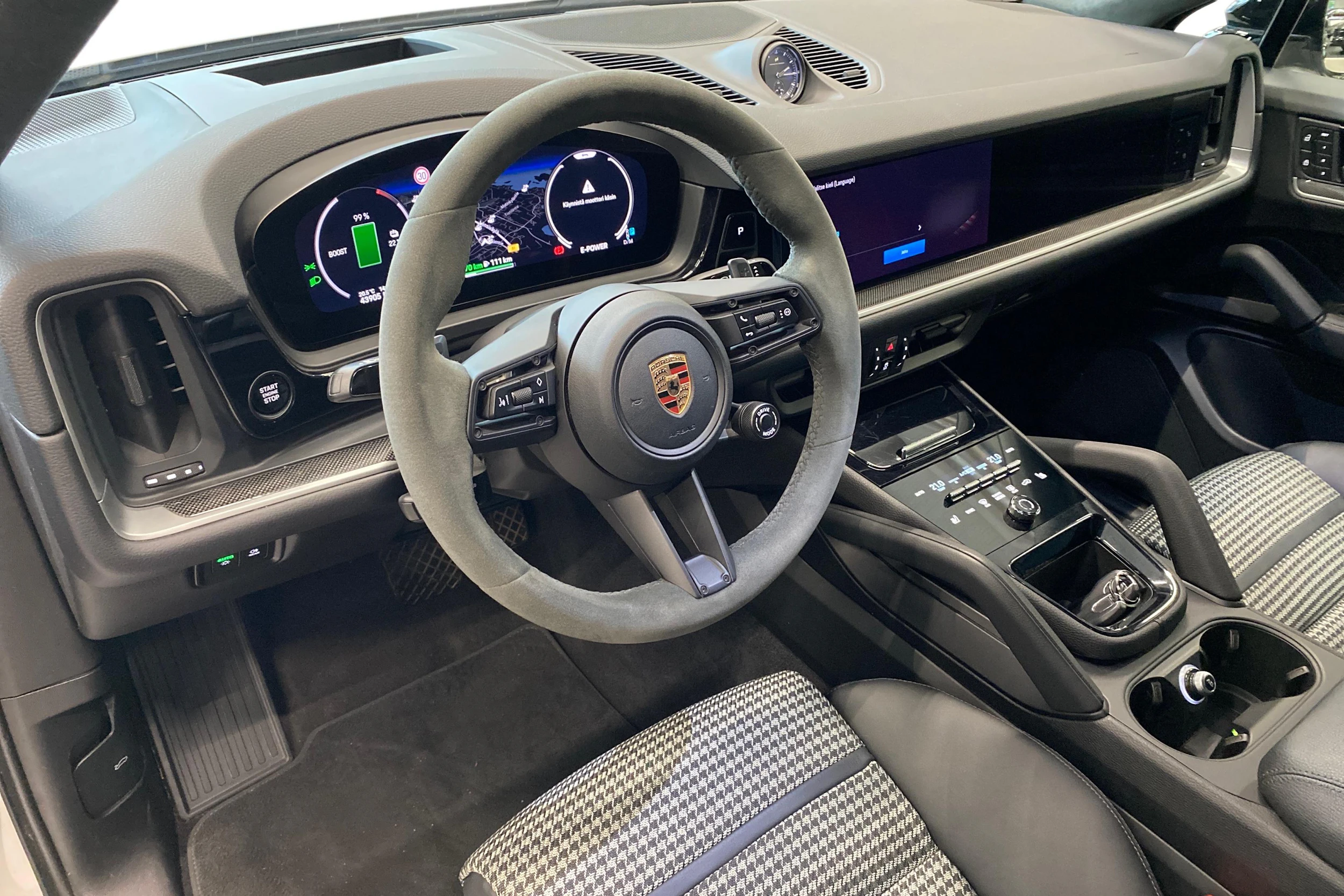 Harmaa Porsche Cayenne 2024 kuva 6.