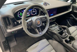 Harmaa Porsche Cayenne 2024 kuva 6.