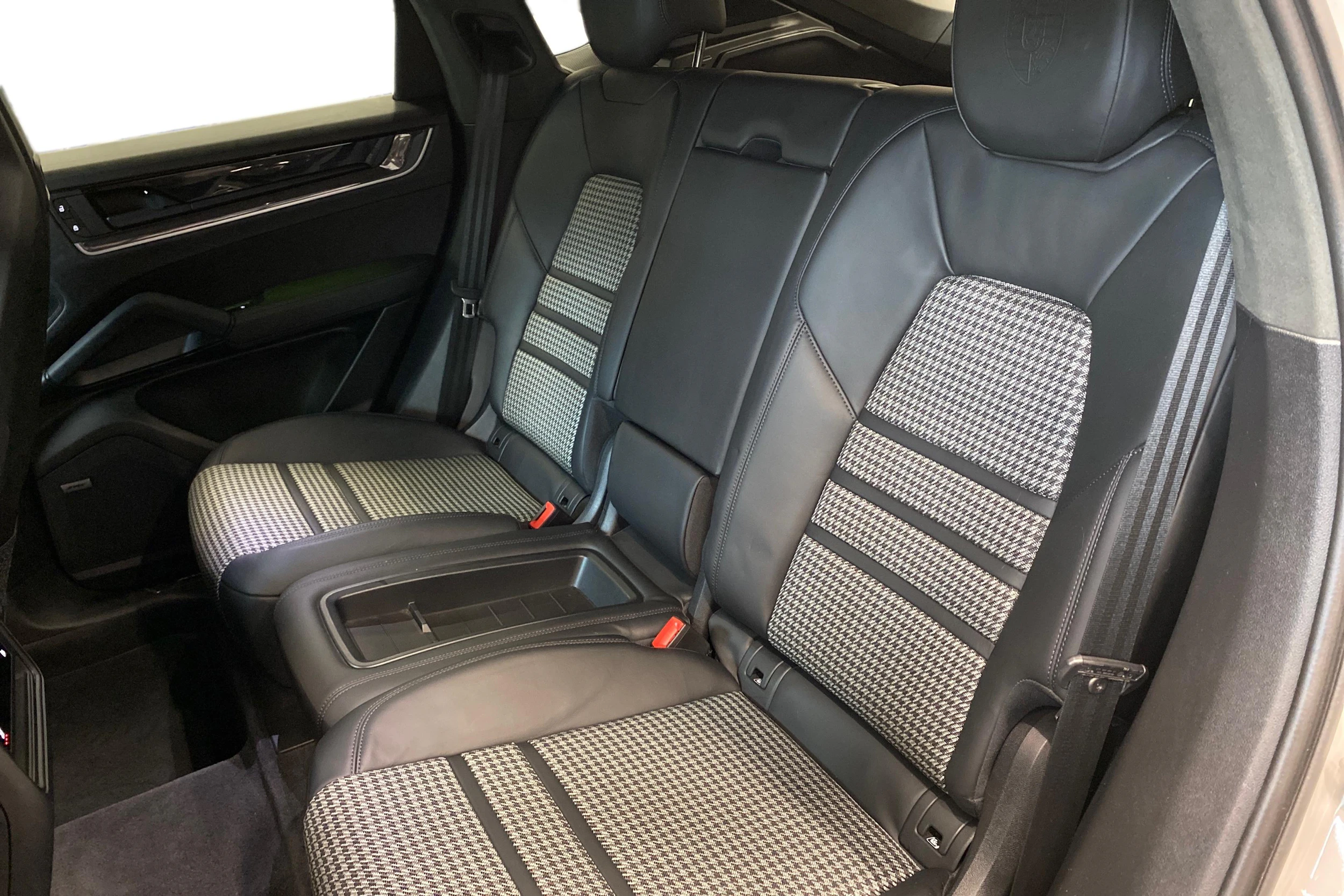 Harmaa Porsche Cayenne 2024 kuva 8.