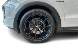 Harmaa Porsche Cayenne 2024 kuva 9.