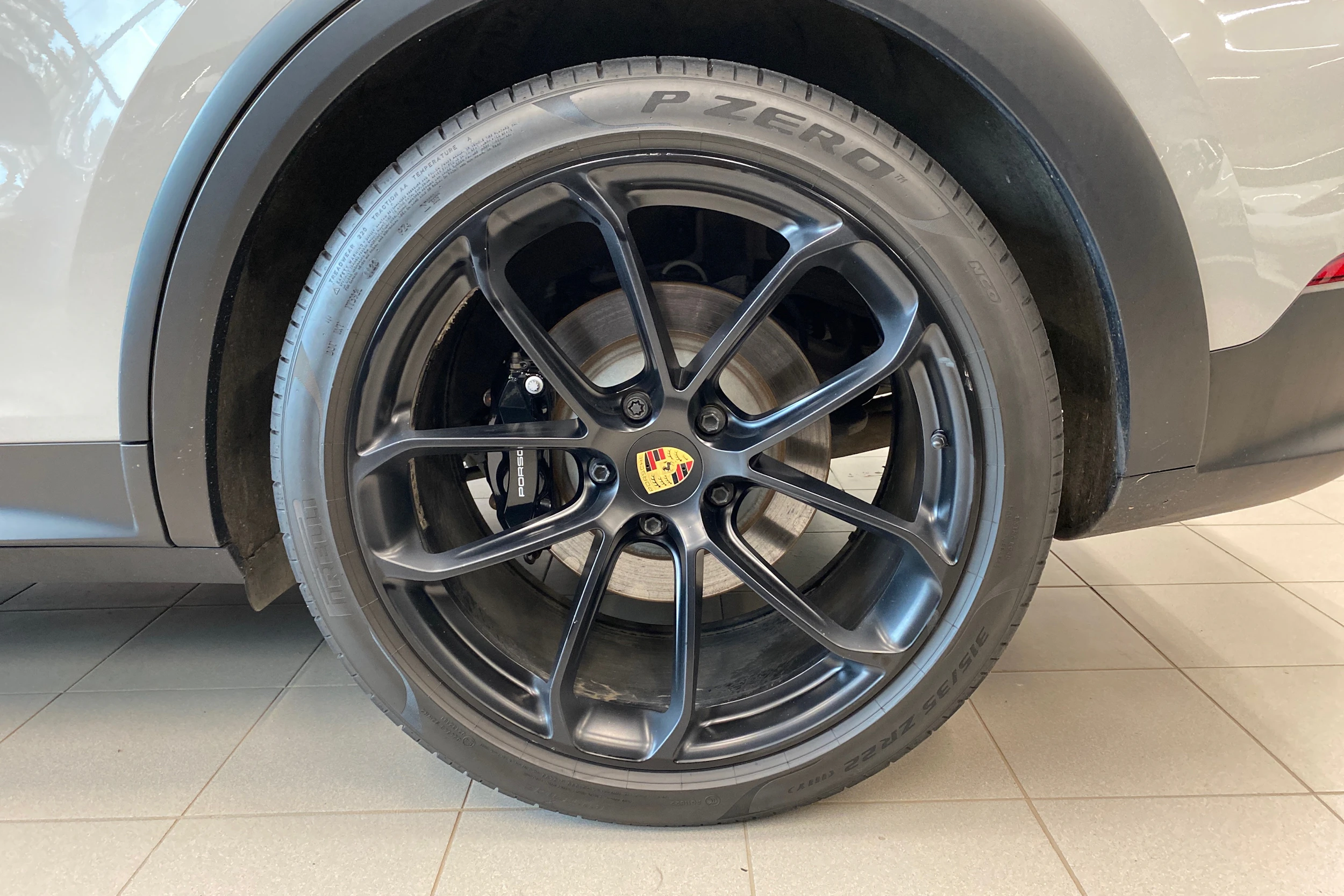 Harmaa Porsche Cayenne 2024 kuva 10.