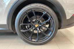 Harmaa Porsche Cayenne 2024 kuva 10.