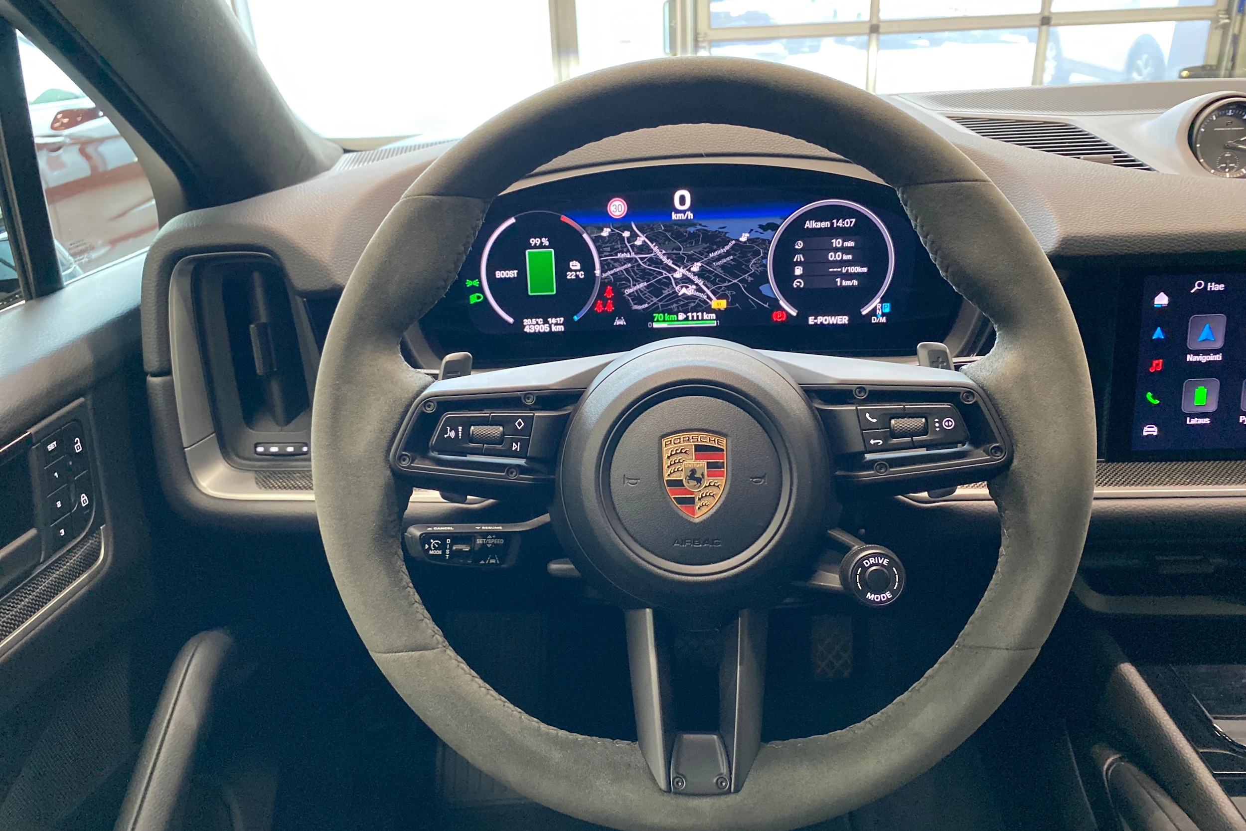 Harmaa Porsche Cayenne 2024 kuva 12.