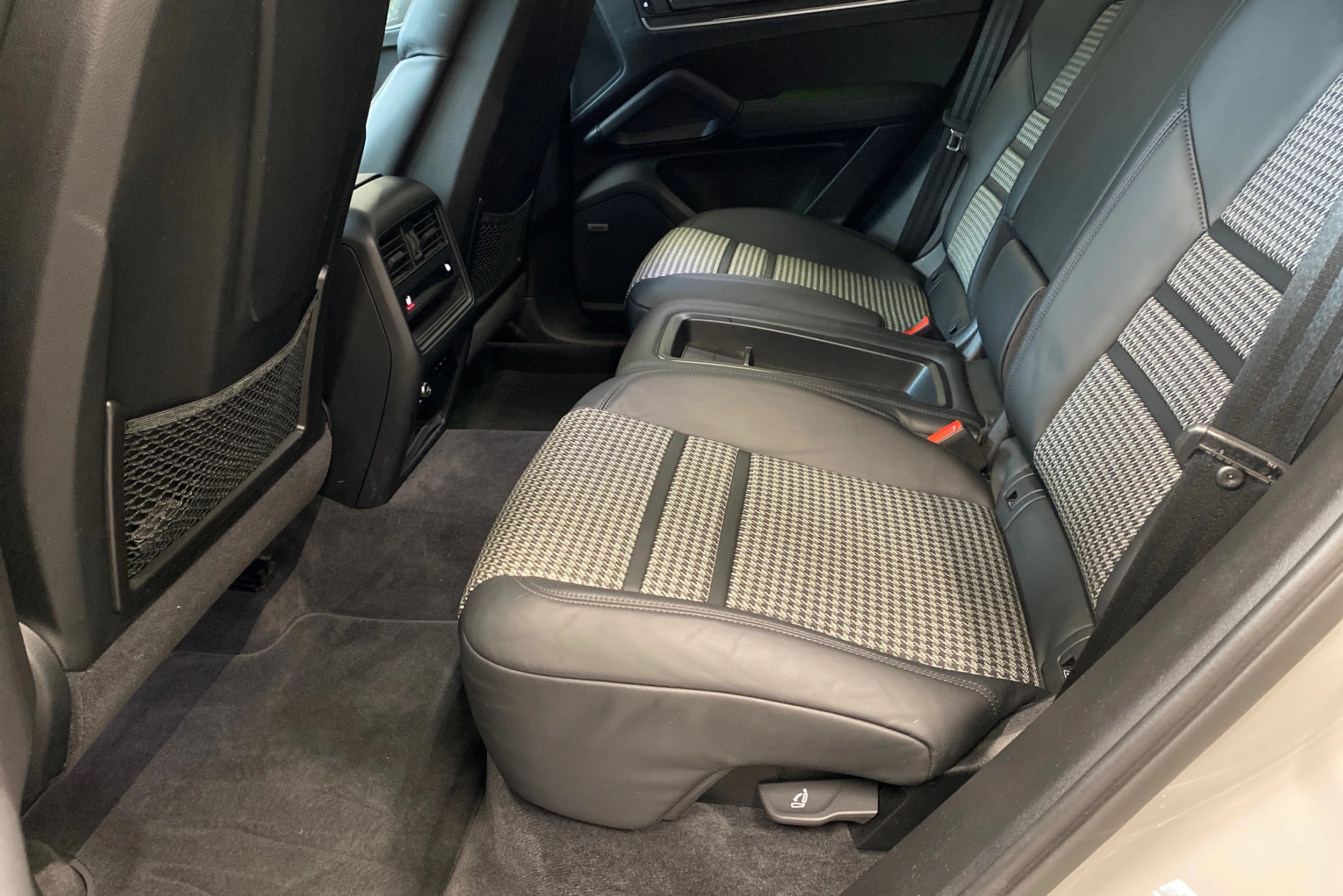 Harmaa Porsche Cayenne 2024 kuva 14.
