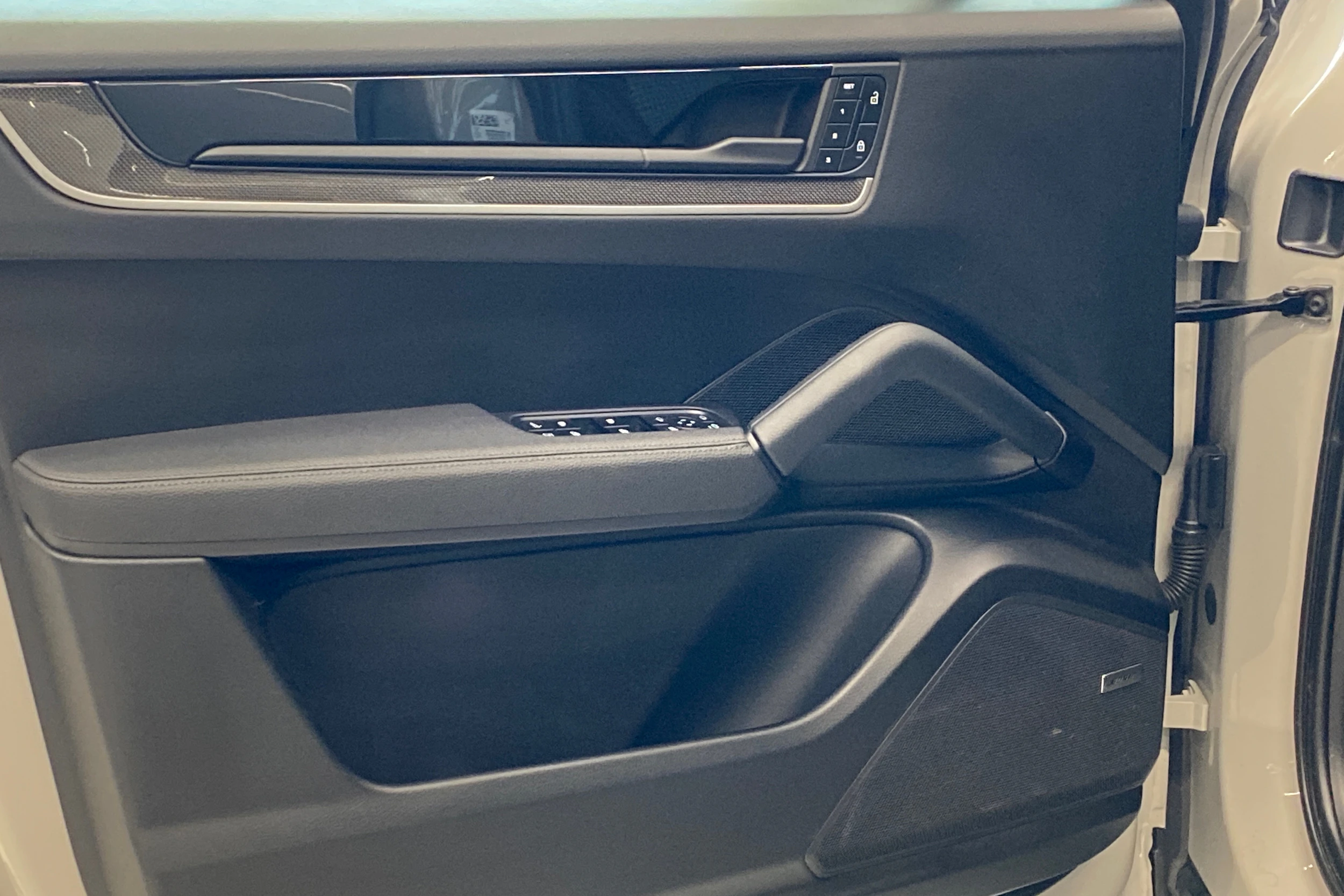 Harmaa Porsche Cayenne 2024 kuva 15.
