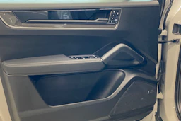 Harmaa Porsche Cayenne 2024 kuva 15.