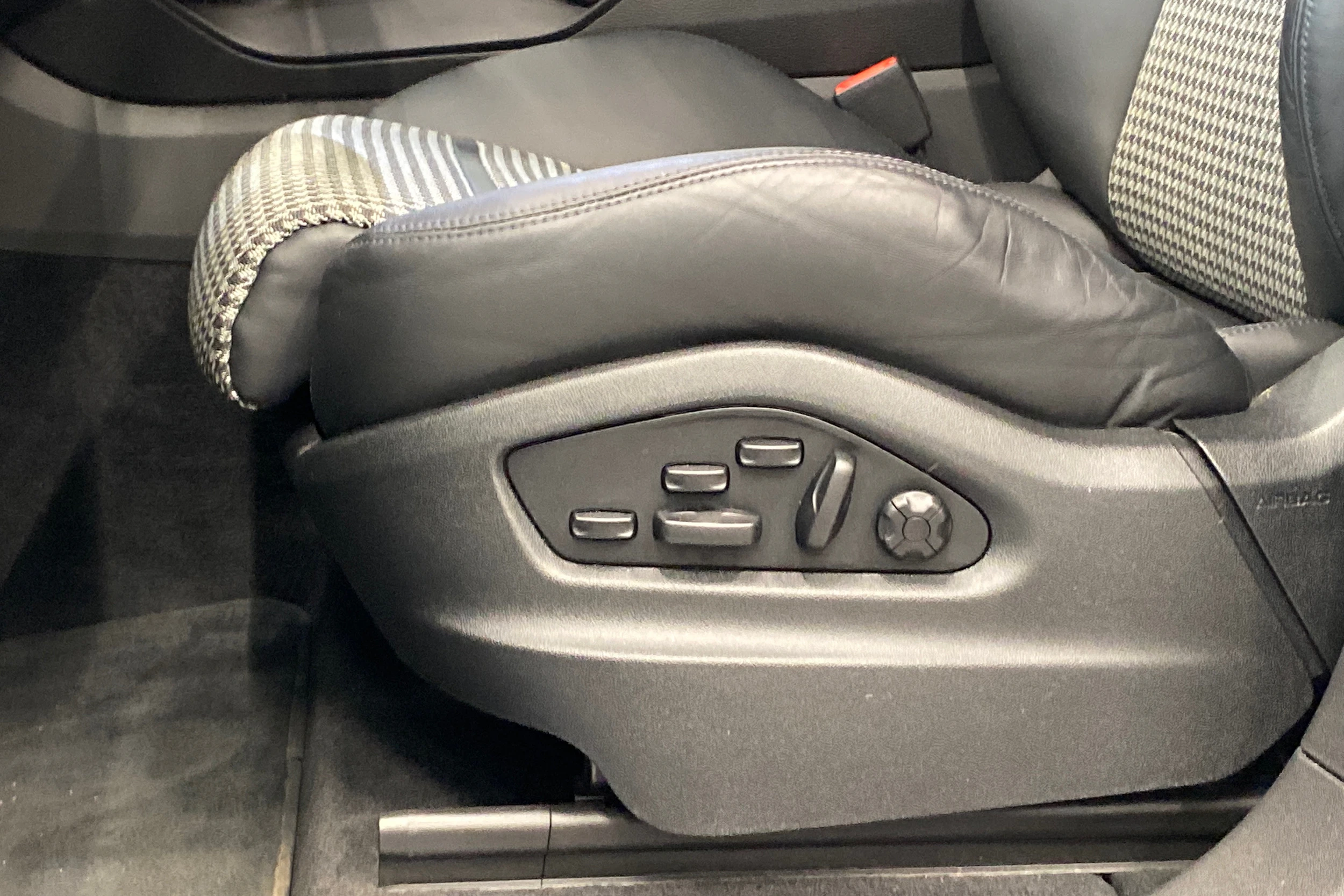 Harmaa Porsche Cayenne 2024 kuva 16.