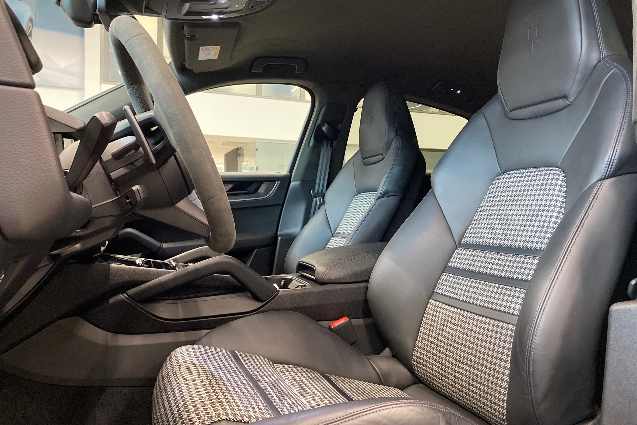 Harmaa Porsche Cayenne 2024 kuva 17.