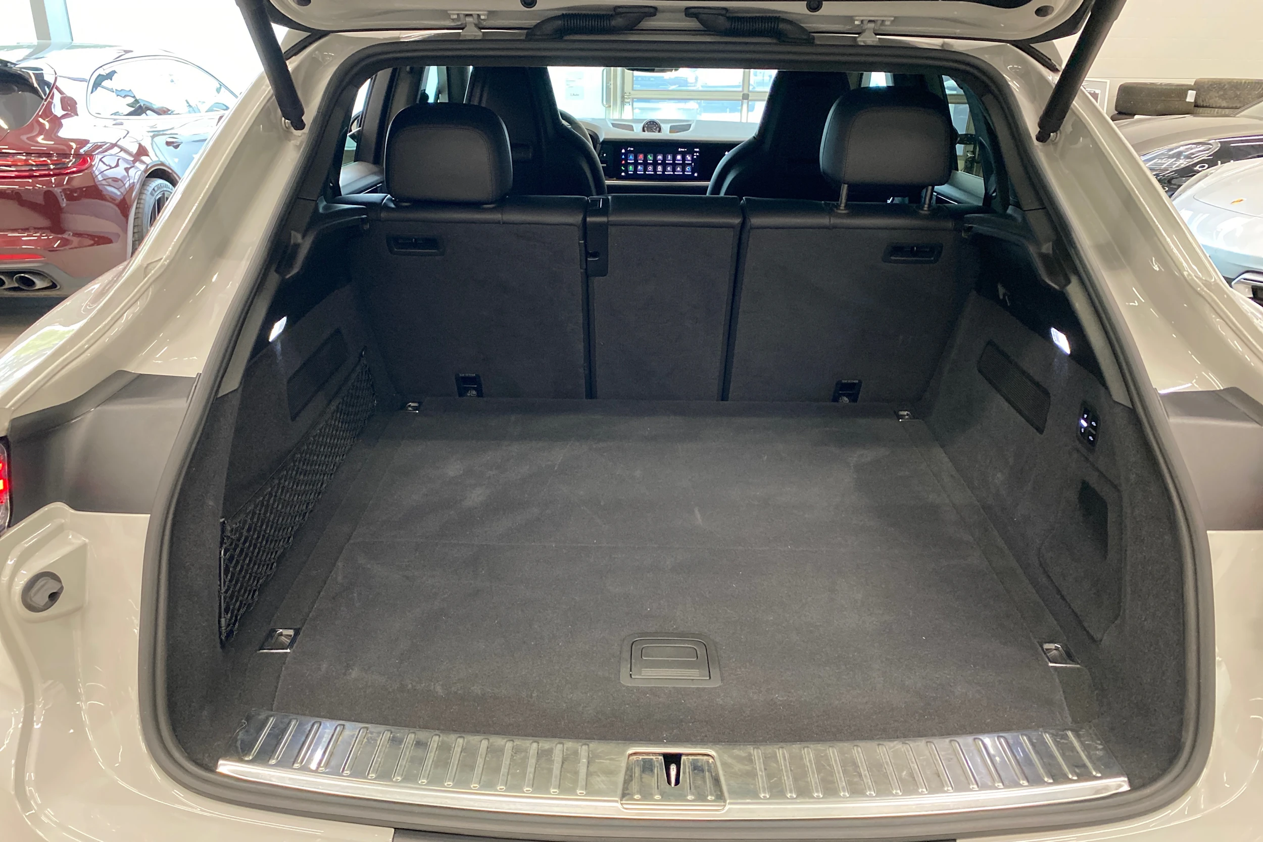 Harmaa Porsche Cayenne 2024 kuva 18.