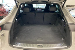 Harmaa Porsche Cayenne 2024 kuva 18.