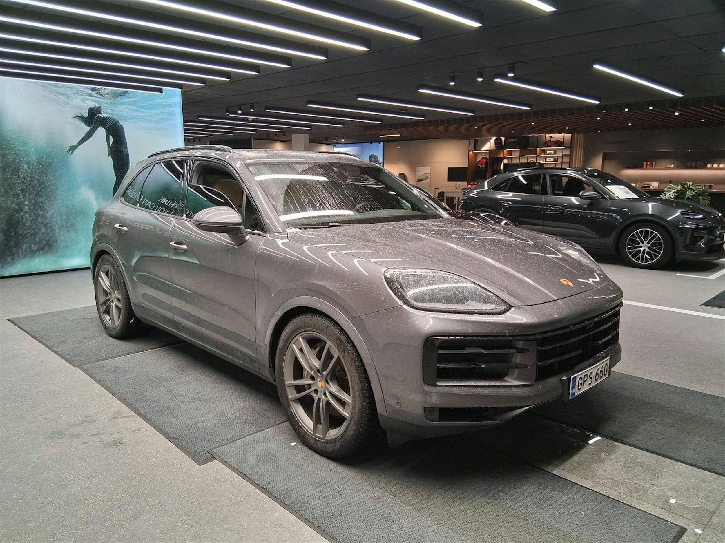 harmaa Porsche Cayenne 2024 kuva 1.