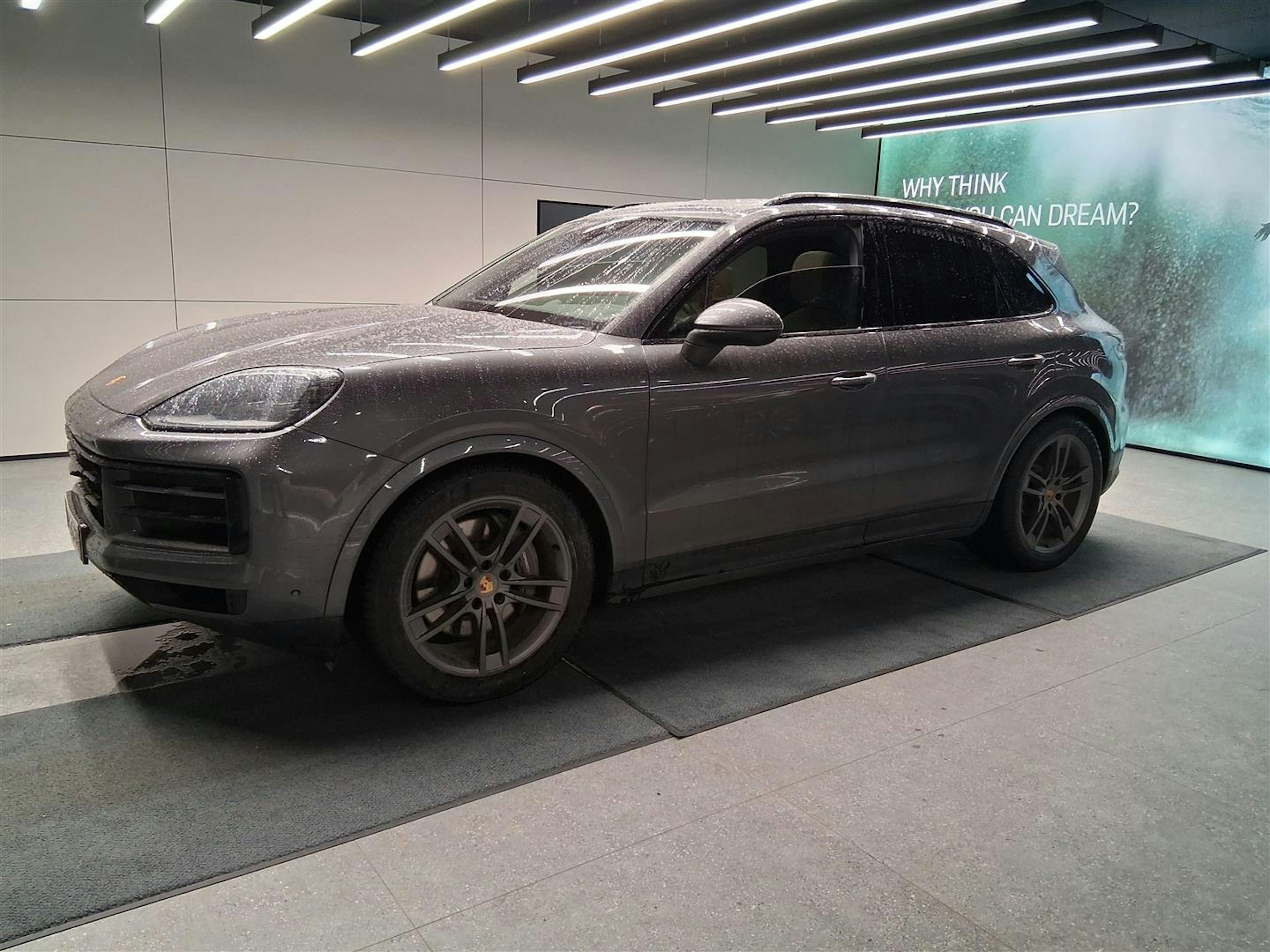 harmaa Porsche Cayenne 2024 kuva 2.