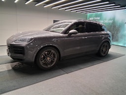 harmaa Porsche Cayenne 2024 kuva 2.