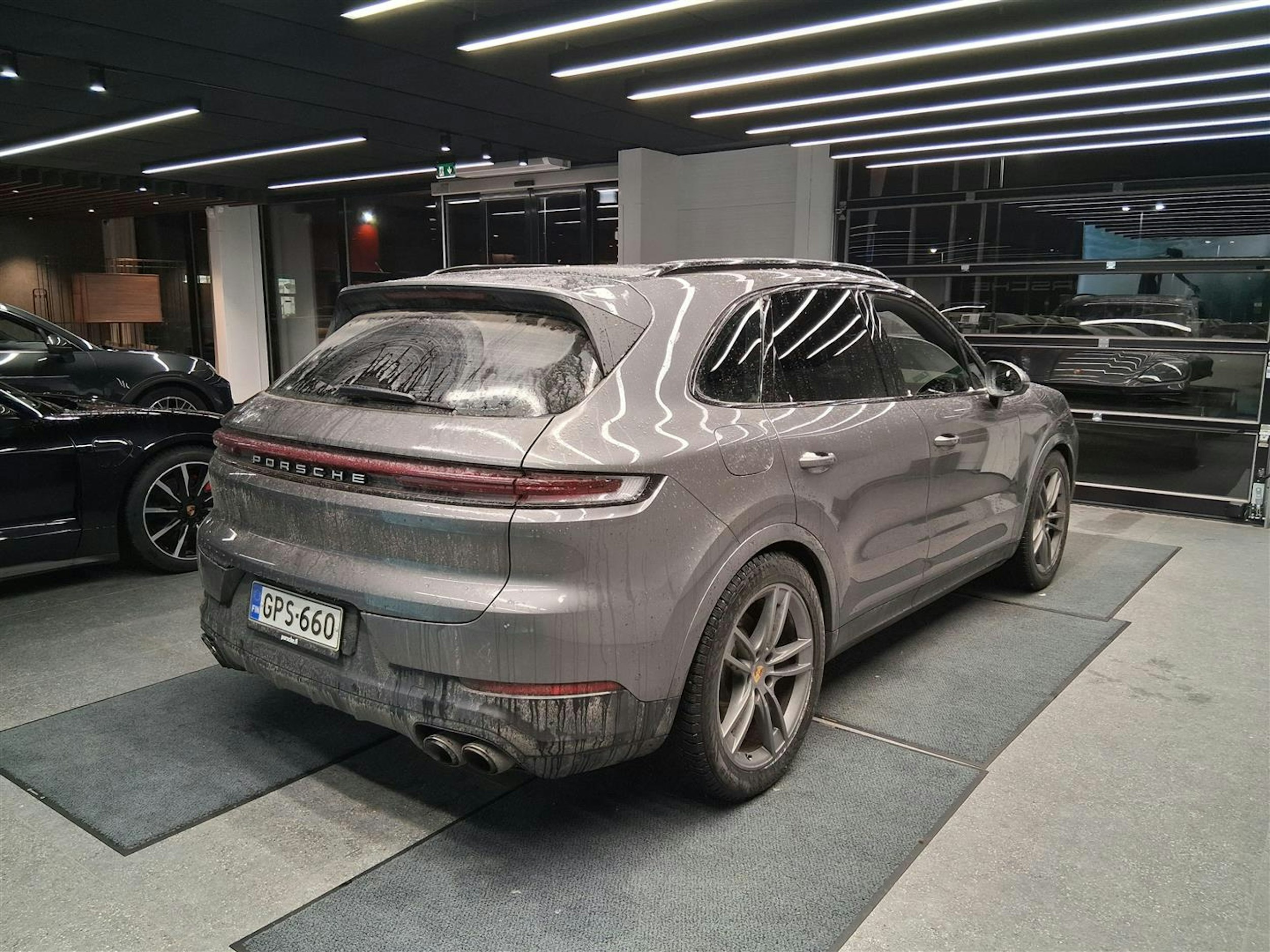 harmaa Porsche Cayenne 2024 kuva 3.