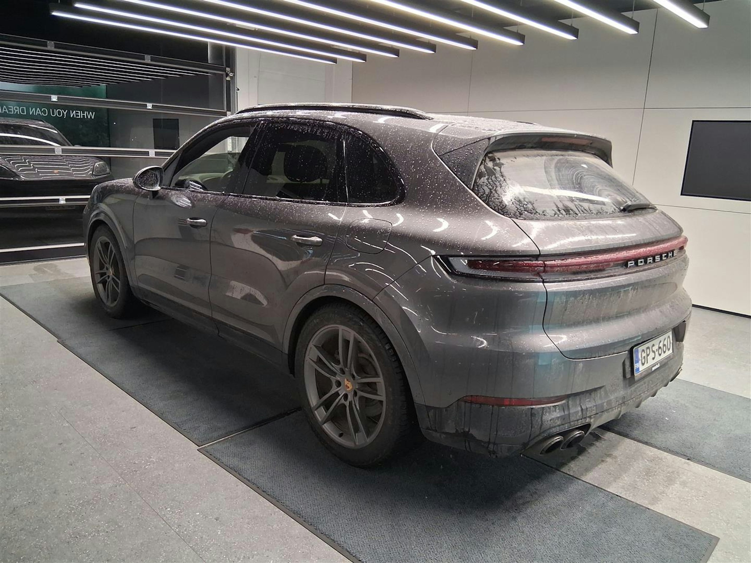 harmaa Porsche Cayenne 2024 kuva 4.