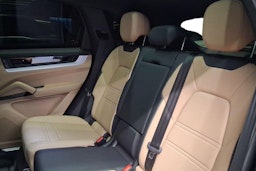 harmaa Porsche Cayenne 2024 kuva 8.