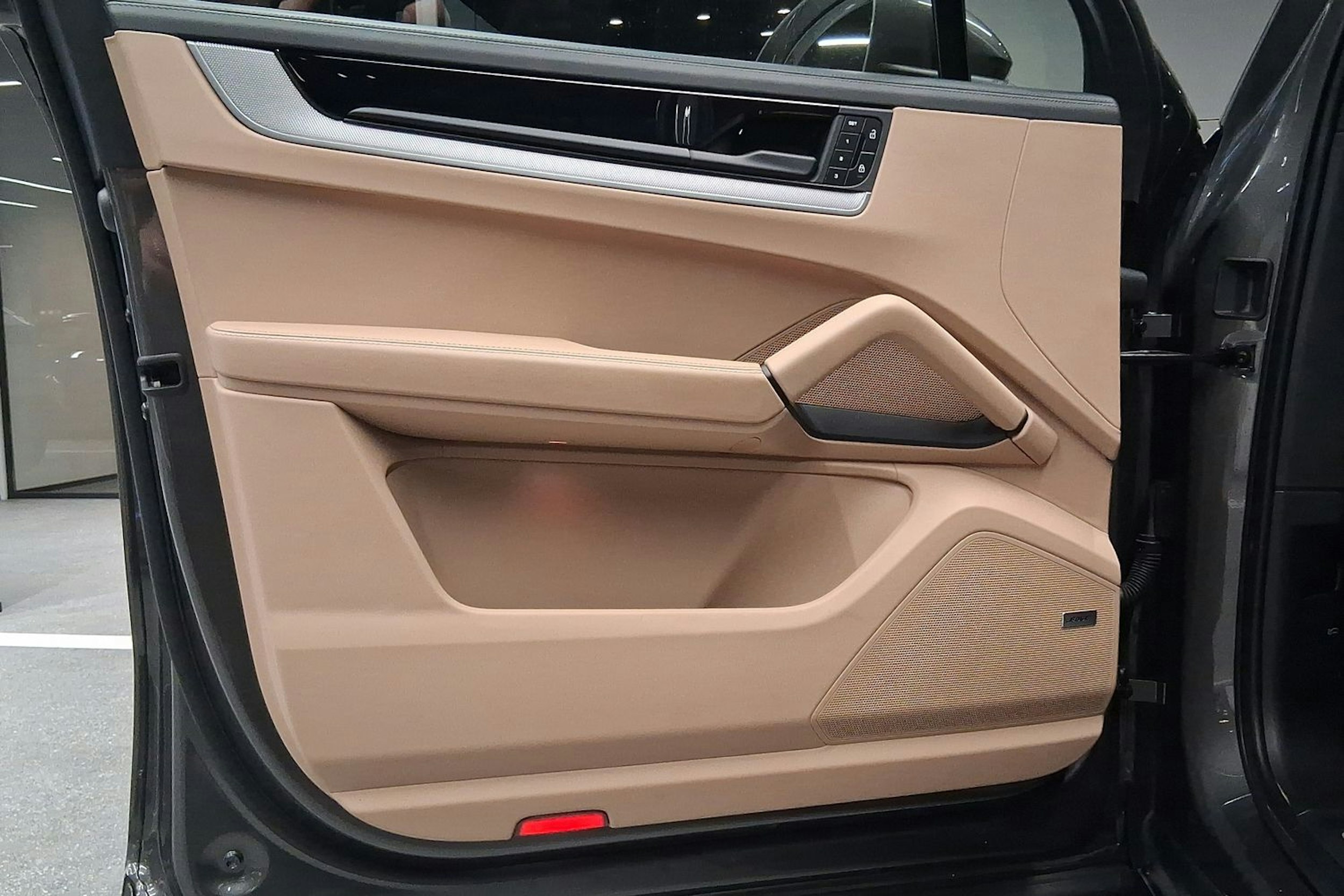 harmaa Porsche Cayenne 2024 kuva 10.