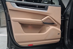 harmaa Porsche Cayenne 2024 kuva 10.