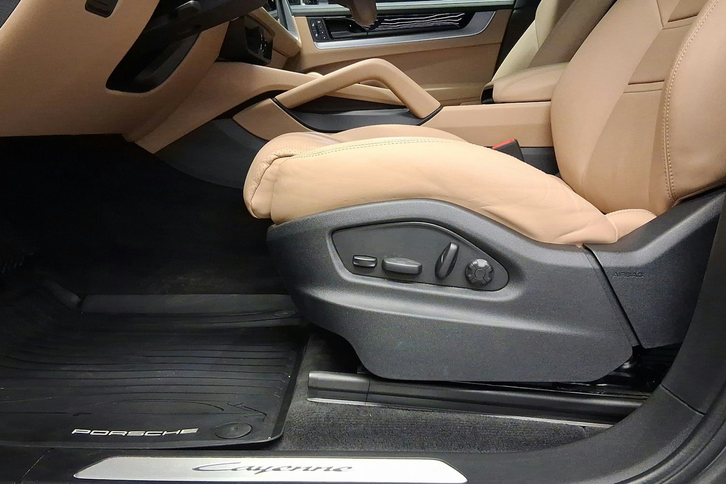 harmaa Porsche Cayenne 2024 kuva 11.