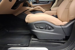 harmaa Porsche Cayenne 2024 kuva 11.