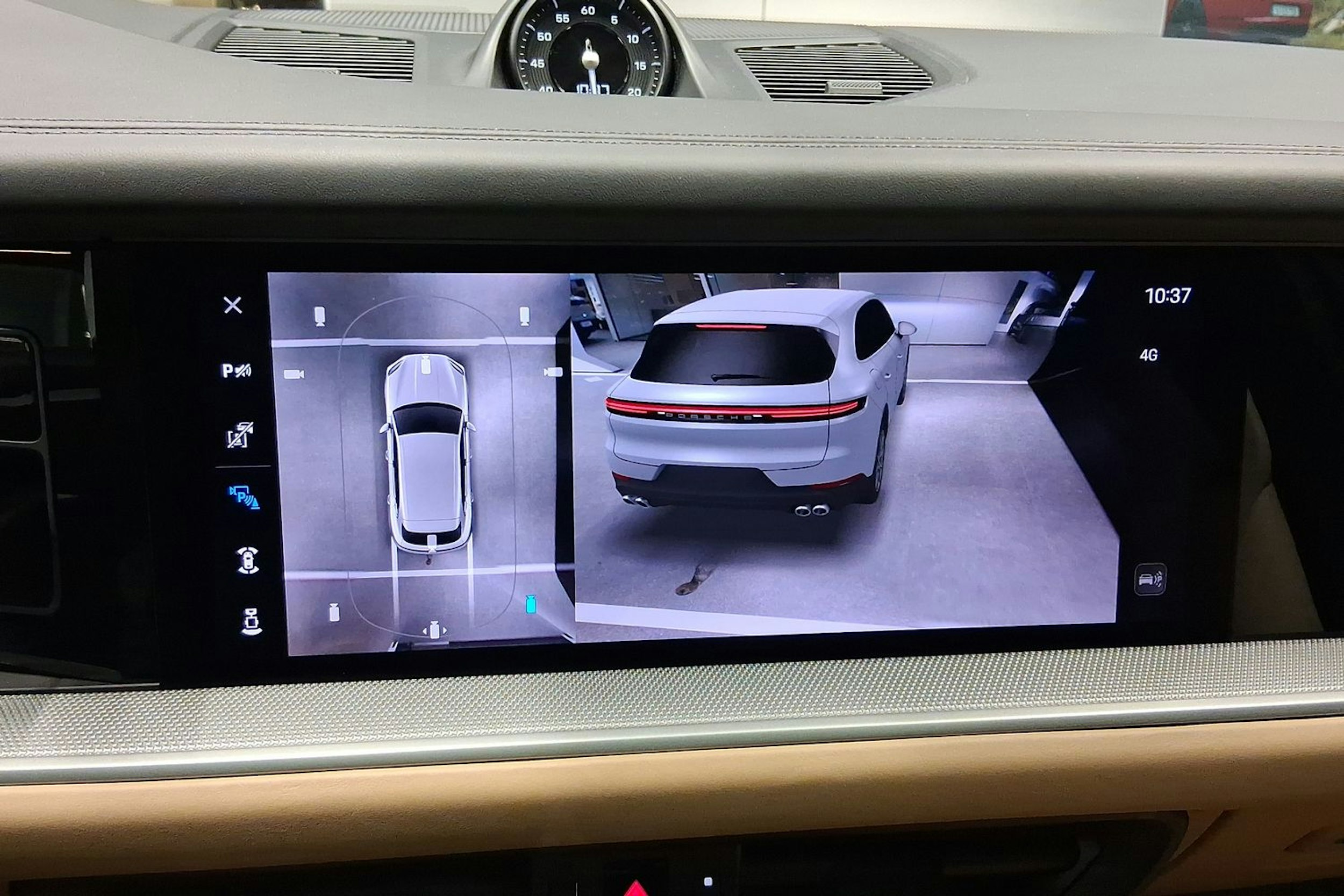 harmaa Porsche Cayenne 2024 kuva 17.