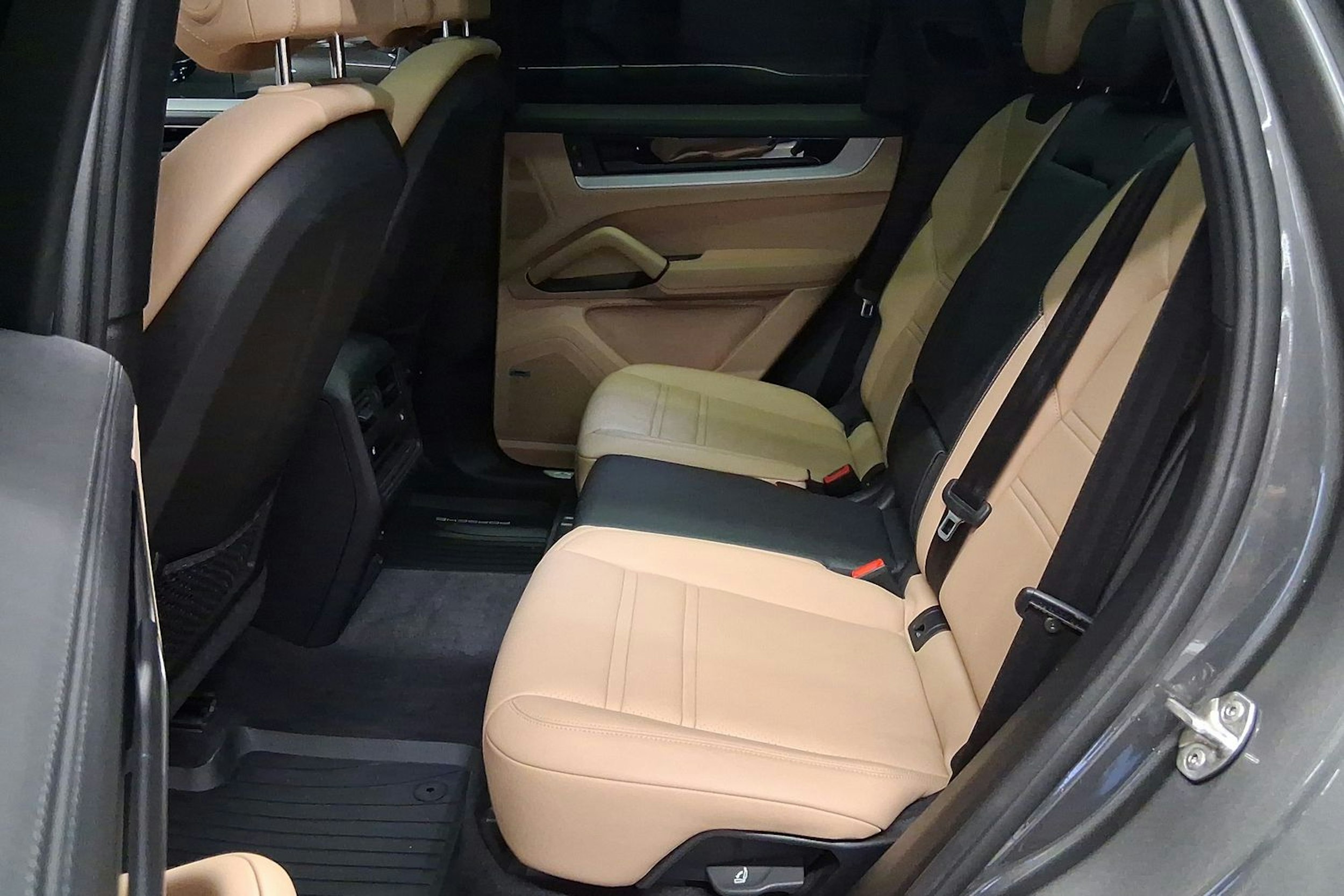 harmaa Porsche Cayenne 2024 kuva 21.