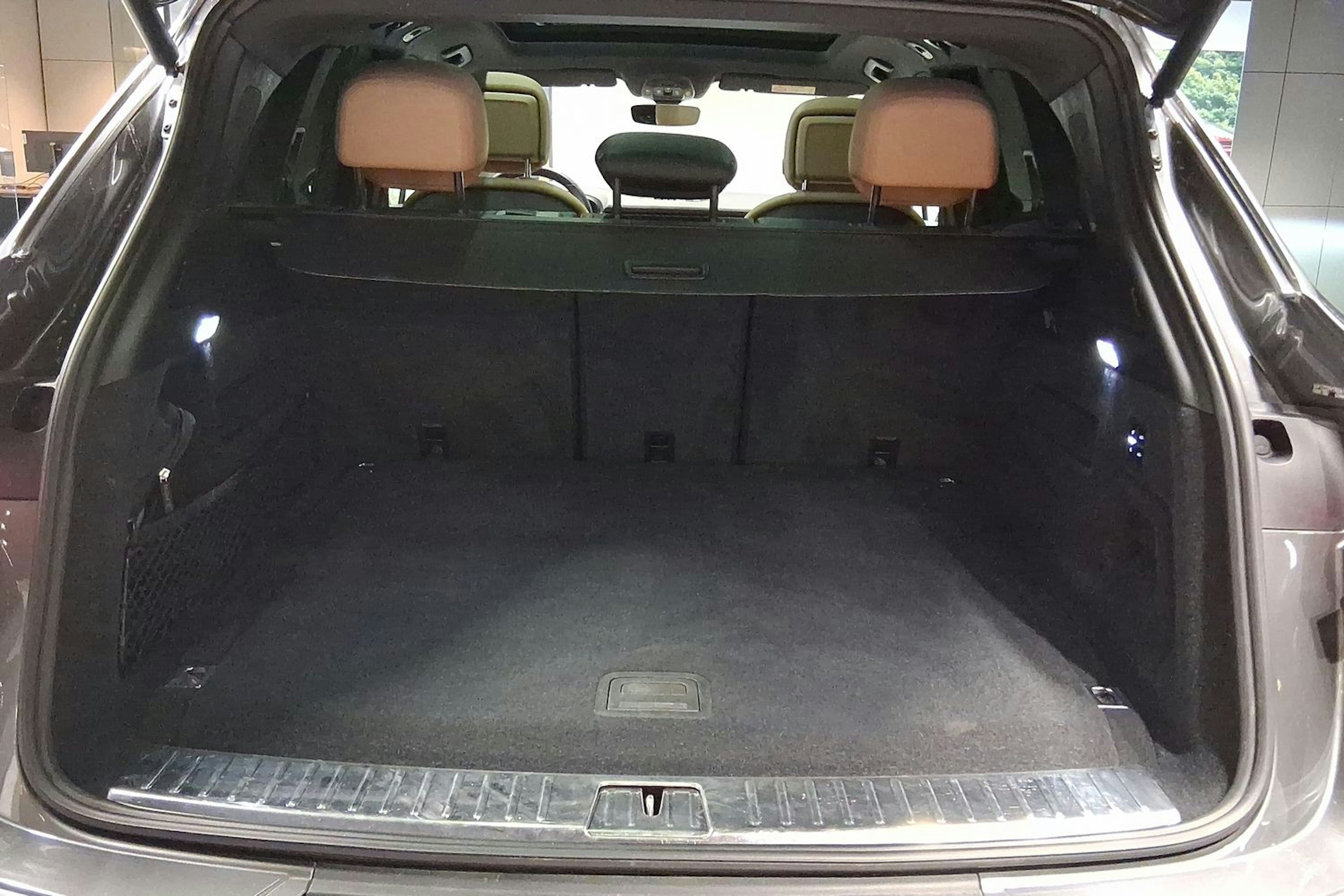 harmaa Porsche Cayenne 2024 kuva 22.