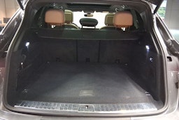 harmaa Porsche Cayenne 2024 kuva 22.