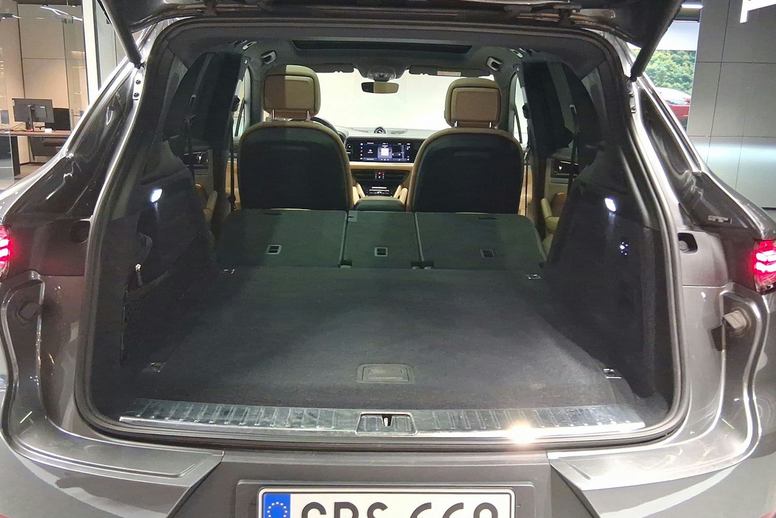 harmaa Porsche Cayenne 2024 kuva 23.