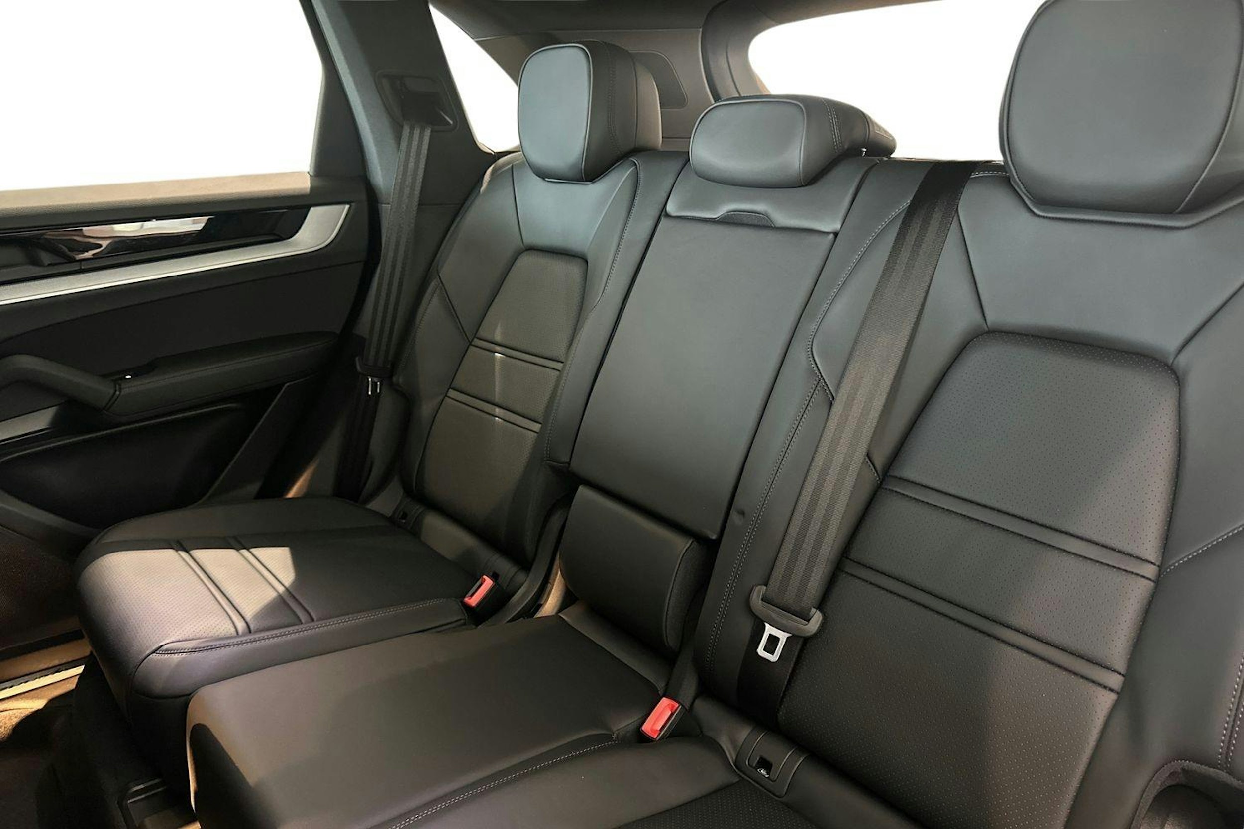 harmaa Porsche Cayenne 2024 kuva 8.