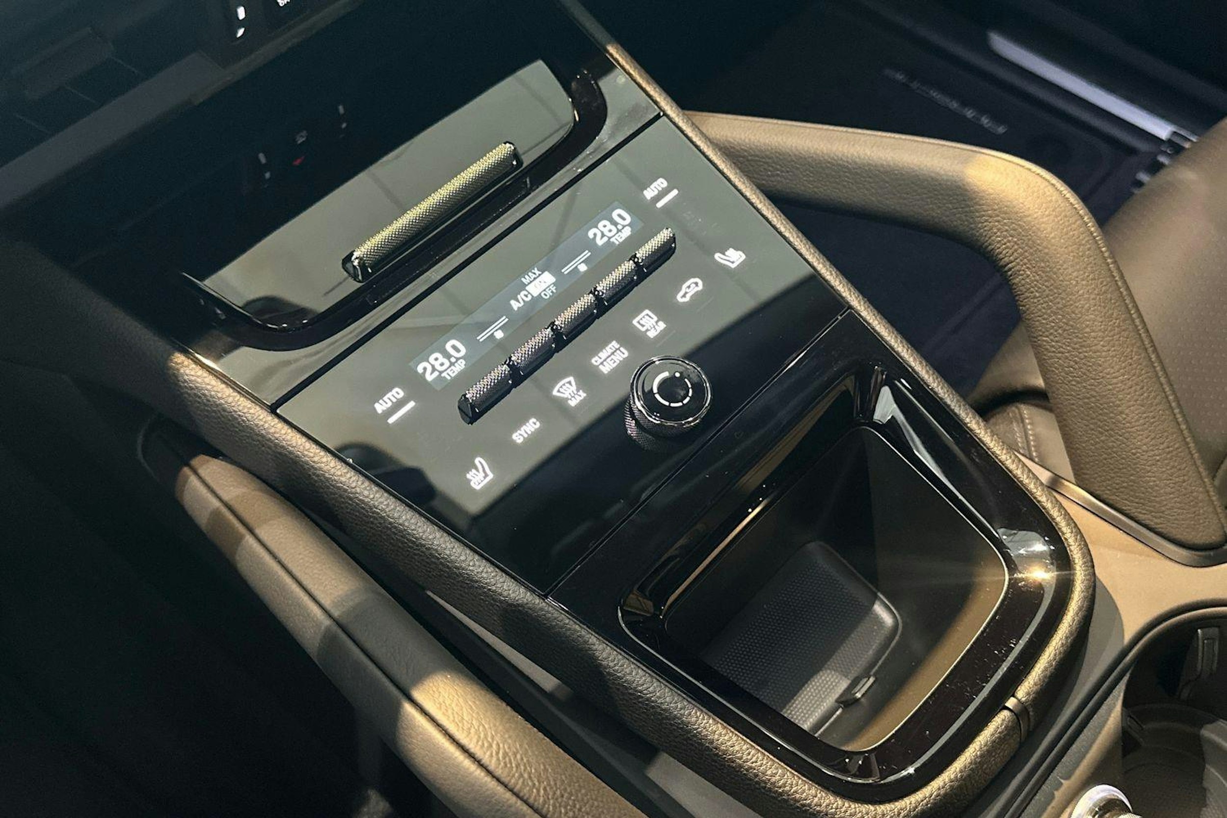 harmaa Porsche Cayenne 2024 kuva 11.