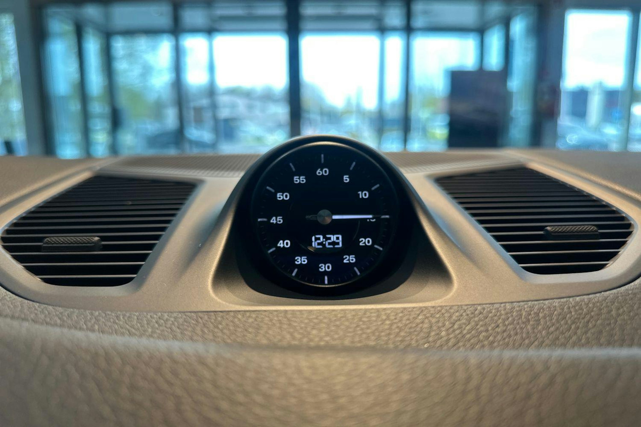 harmaa Porsche Cayenne 2024 kuva 13.