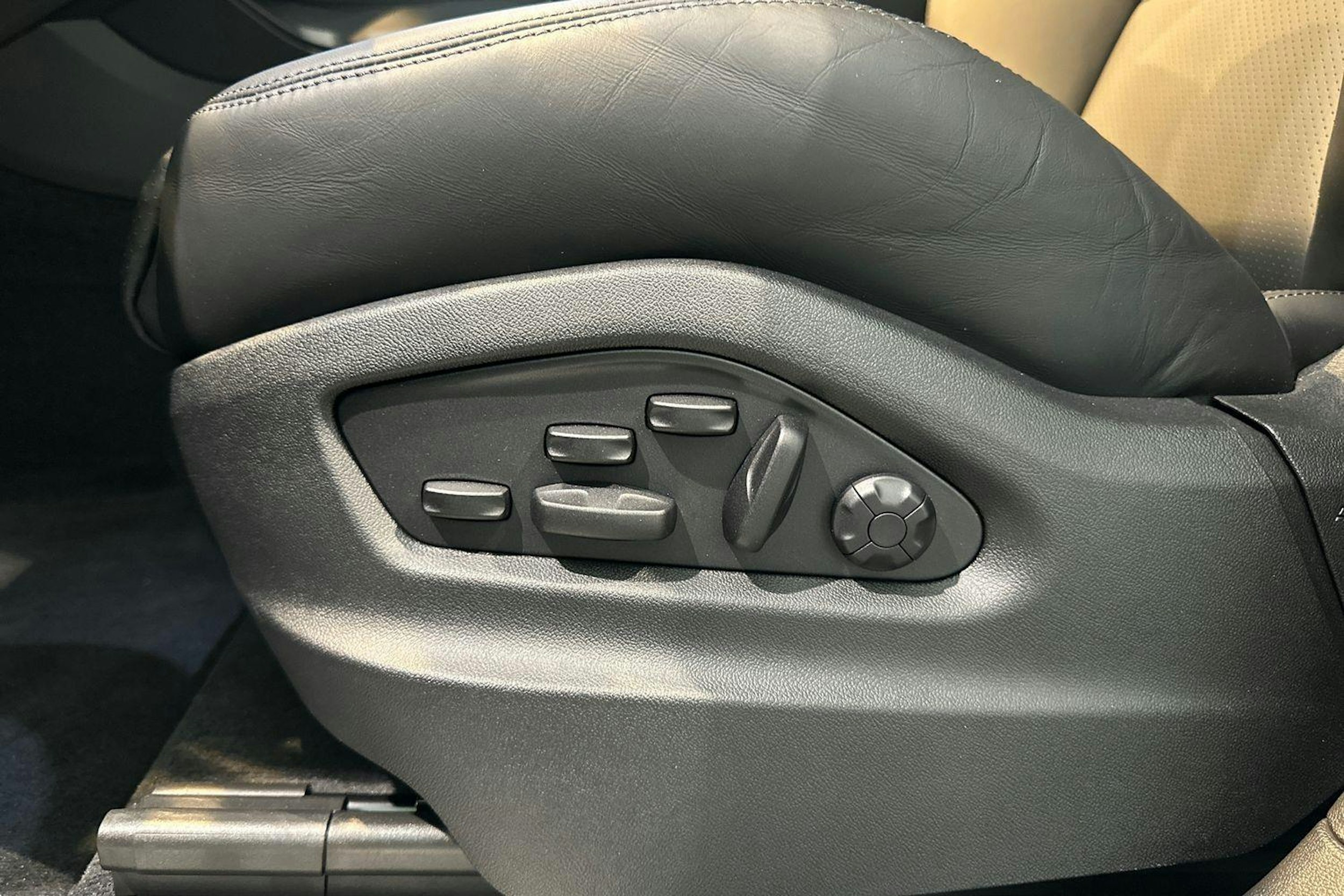 harmaa Porsche Cayenne 2024 kuva 14.