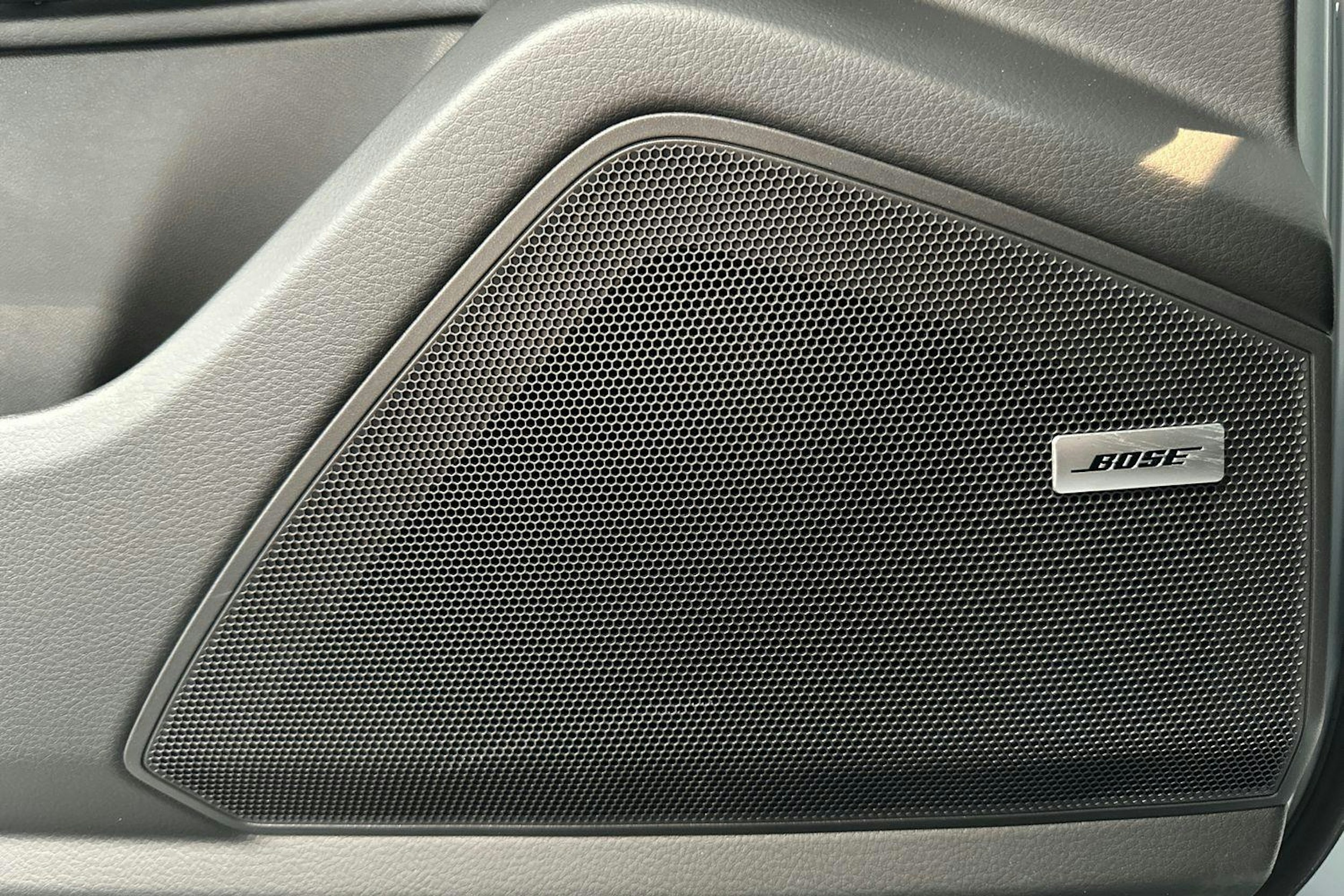 harmaa Porsche Cayenne 2024 kuva 15.