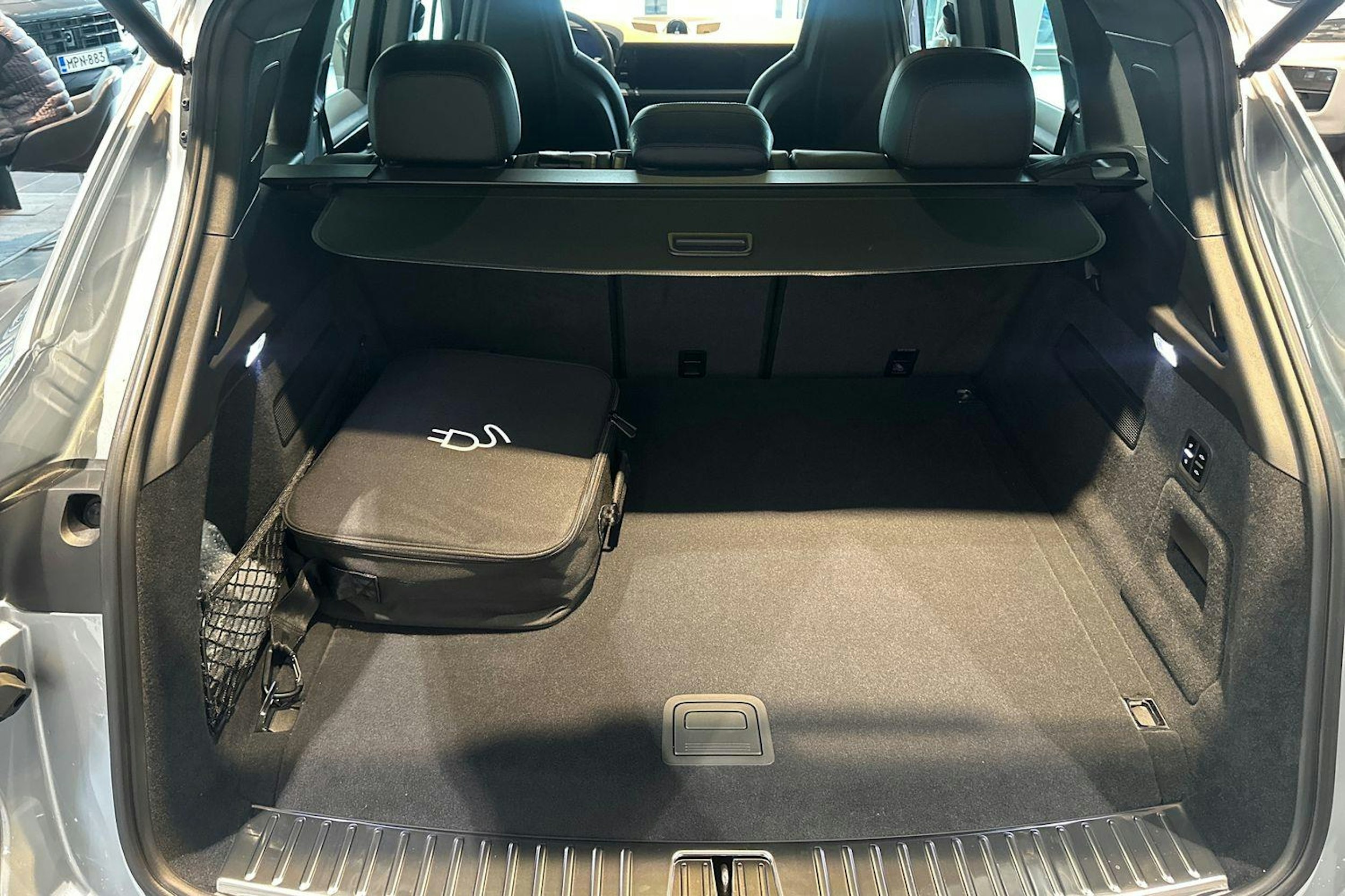 harmaa Porsche Cayenne 2024 kuva 16.
