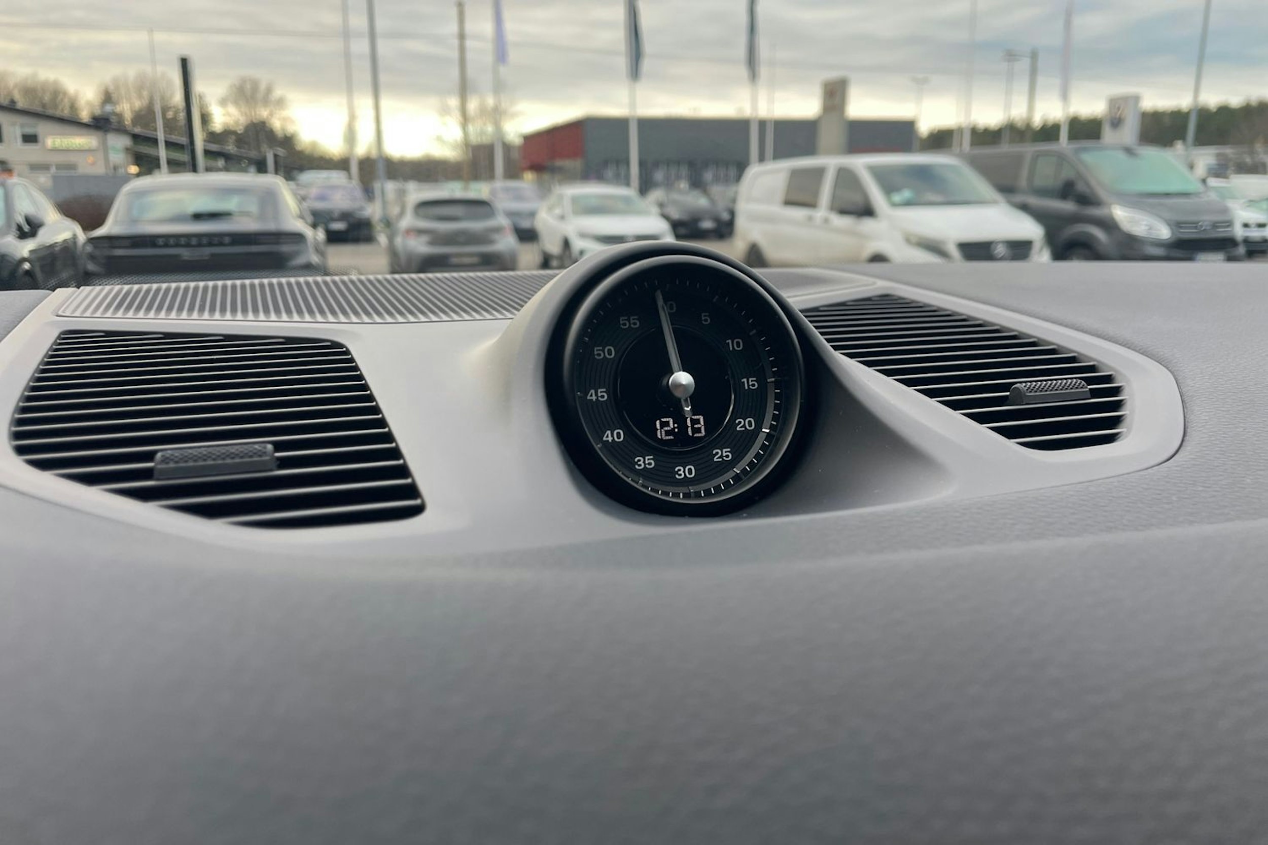 harmaa Porsche Cayenne 2024 kuva 22.