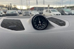 harmaa Porsche Cayenne 2024 kuva 22.