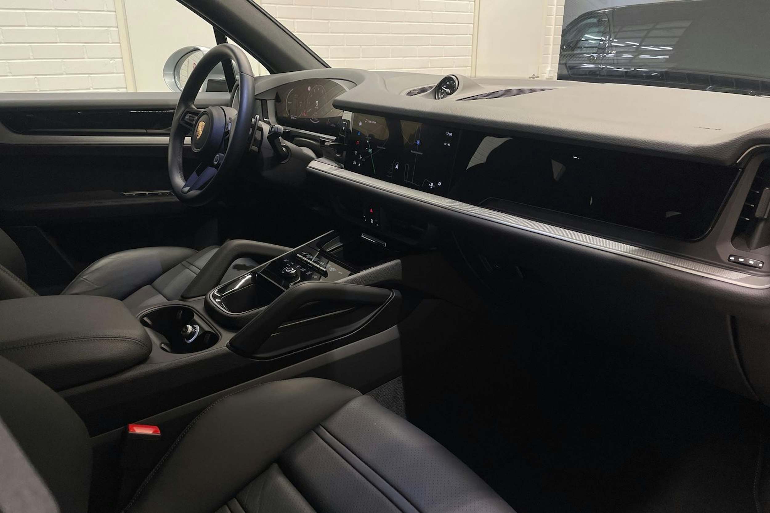 harmaa Porsche Cayenne 2024 kuva 23.