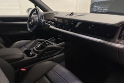 harmaa Porsche Cayenne 2024 kuva 23.