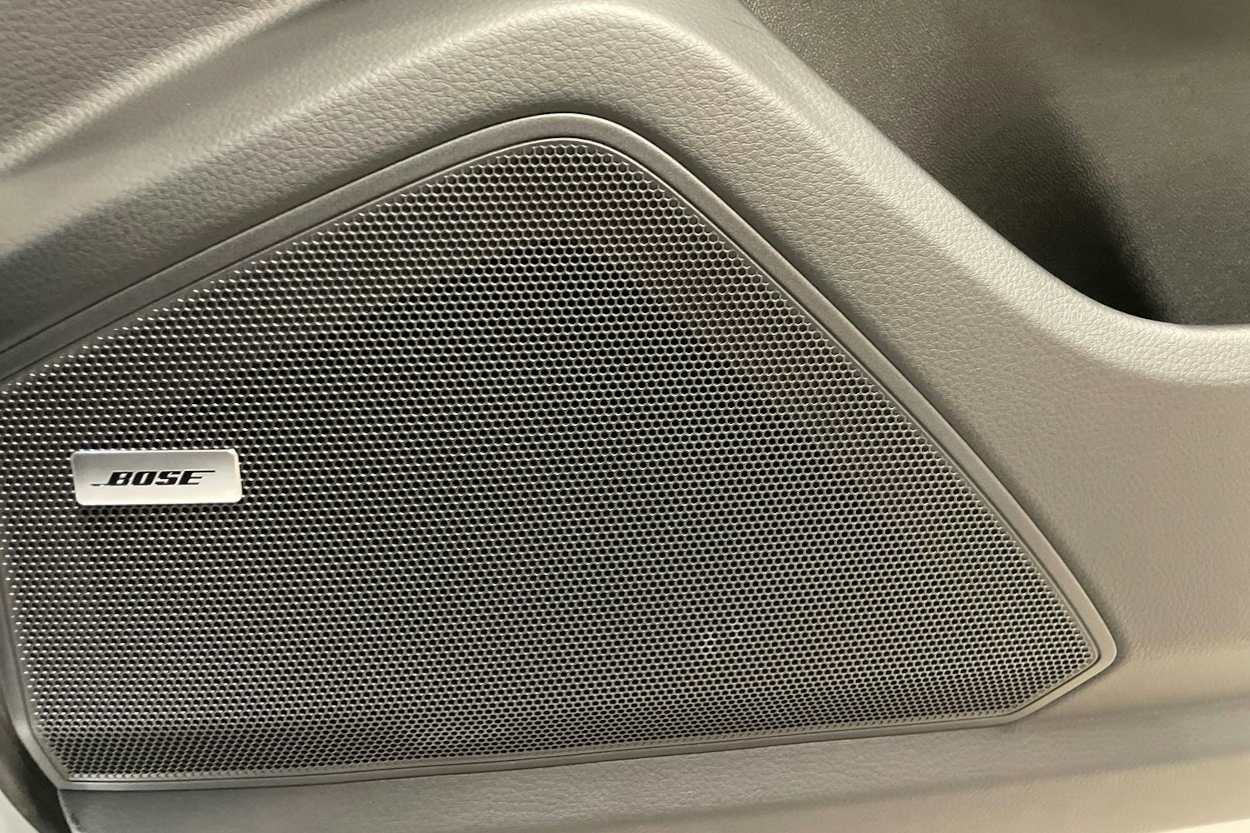 harmaa Porsche Cayenne 2024 kuva 24.