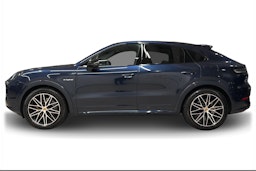 sininen Porsche Cayenne 2024 kuva 6.