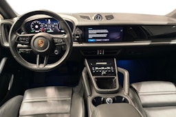 sininen Porsche Cayenne 2024 kuva 8.